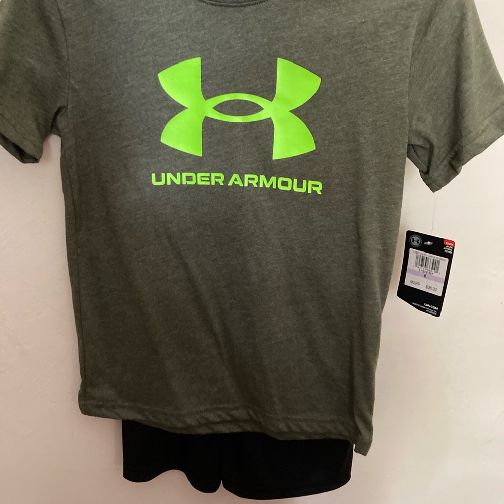 Under Armour Boys 2 PC shortsleeved Jersey & Shorts. Size 6